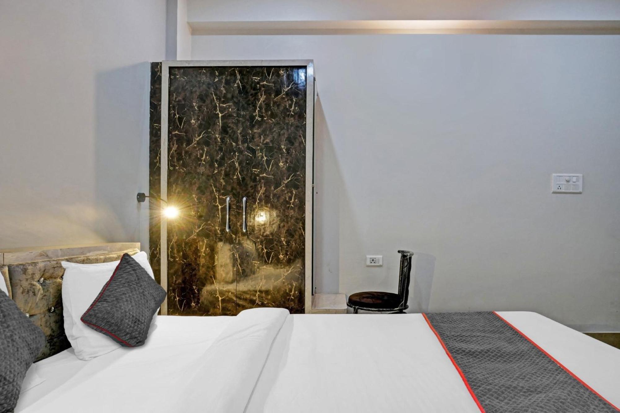 Townhouse Navneeta Grand Hotel Kakarmatha Luaran gambar