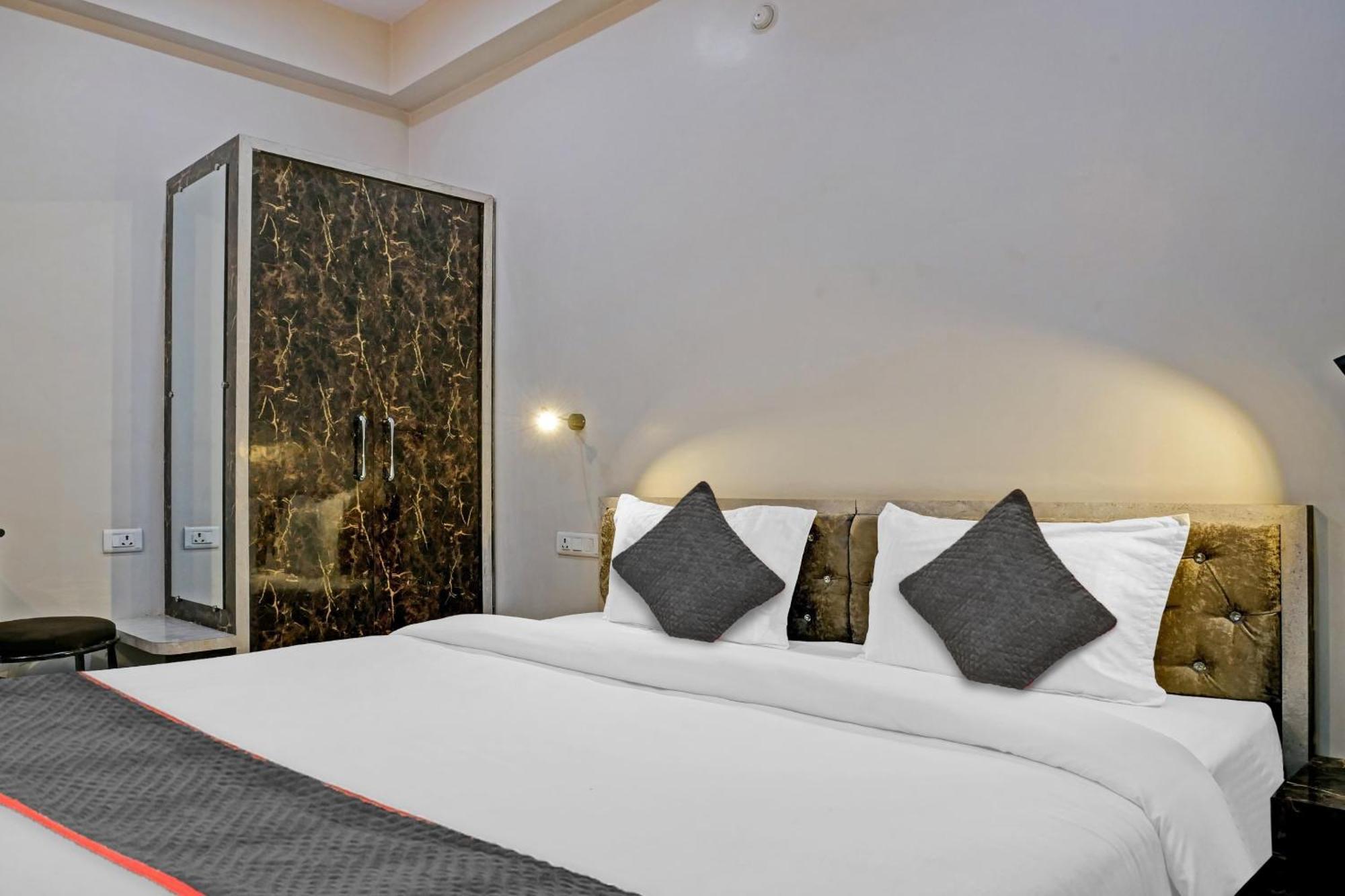 Townhouse Navneeta Grand Hotel Kakarmatha Luaran gambar