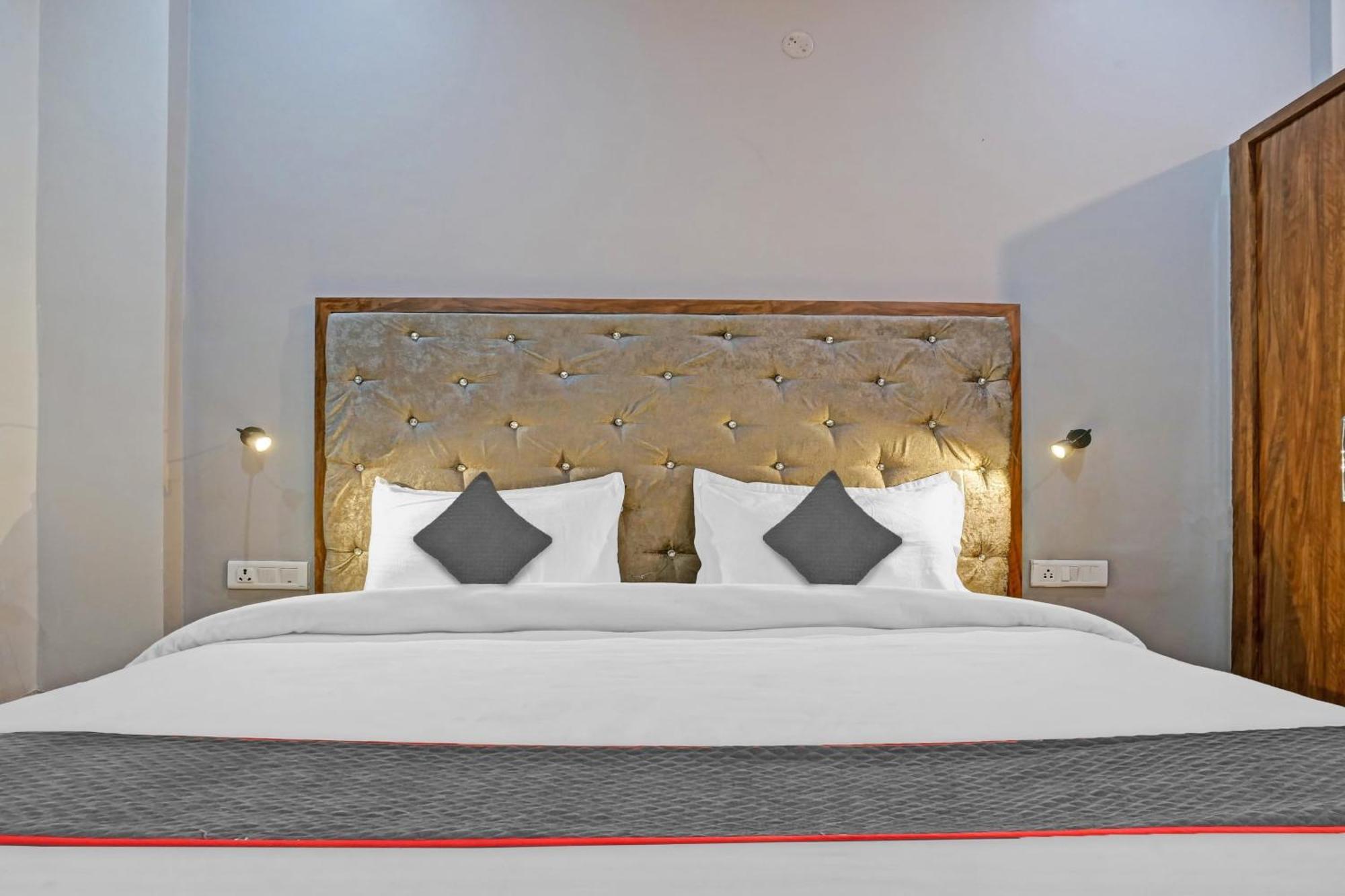 Townhouse Navneeta Grand Hotel Kakarmatha Luaran gambar