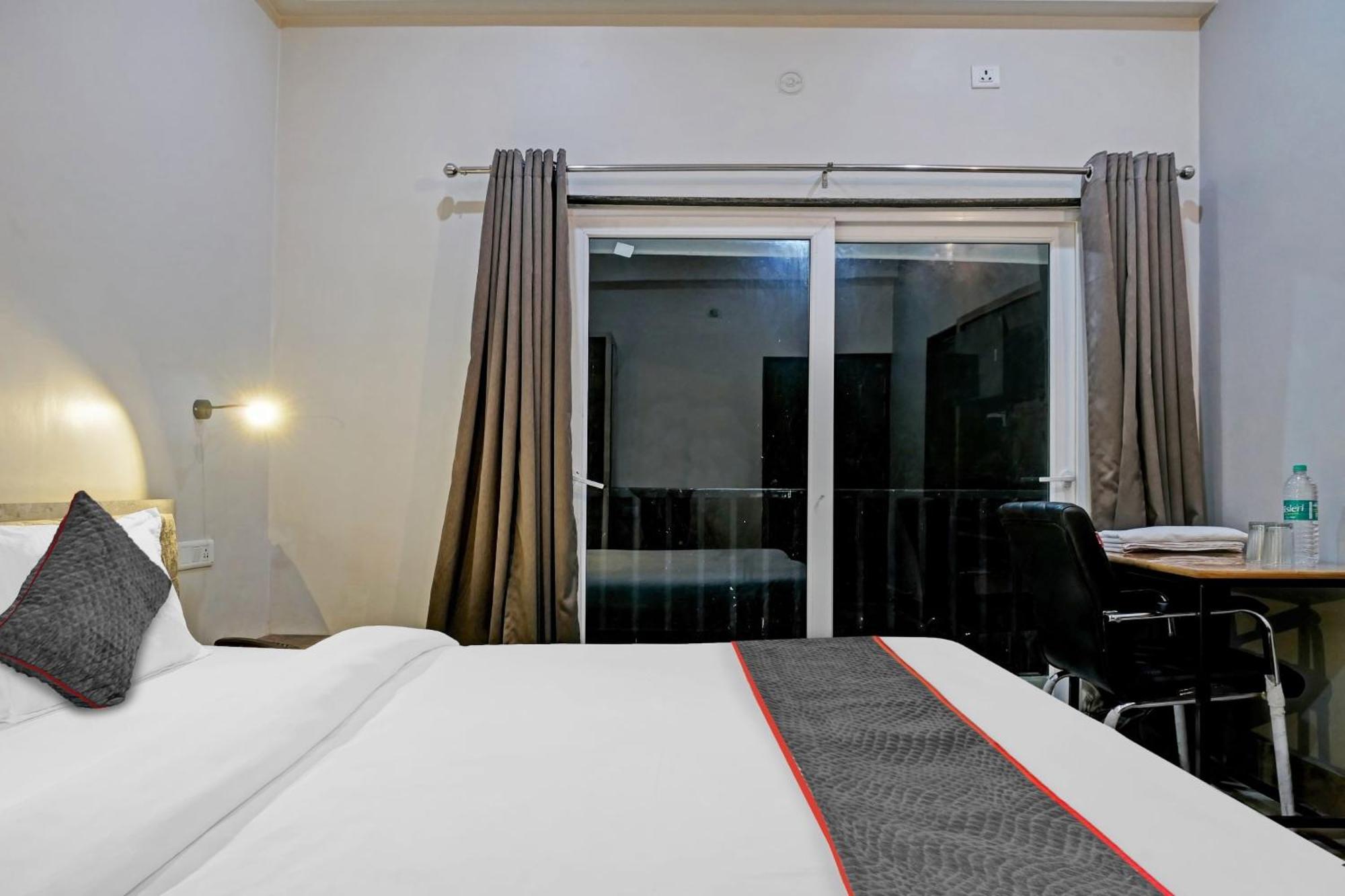 Townhouse Navneeta Grand Hotel Kakarmatha Luaran gambar