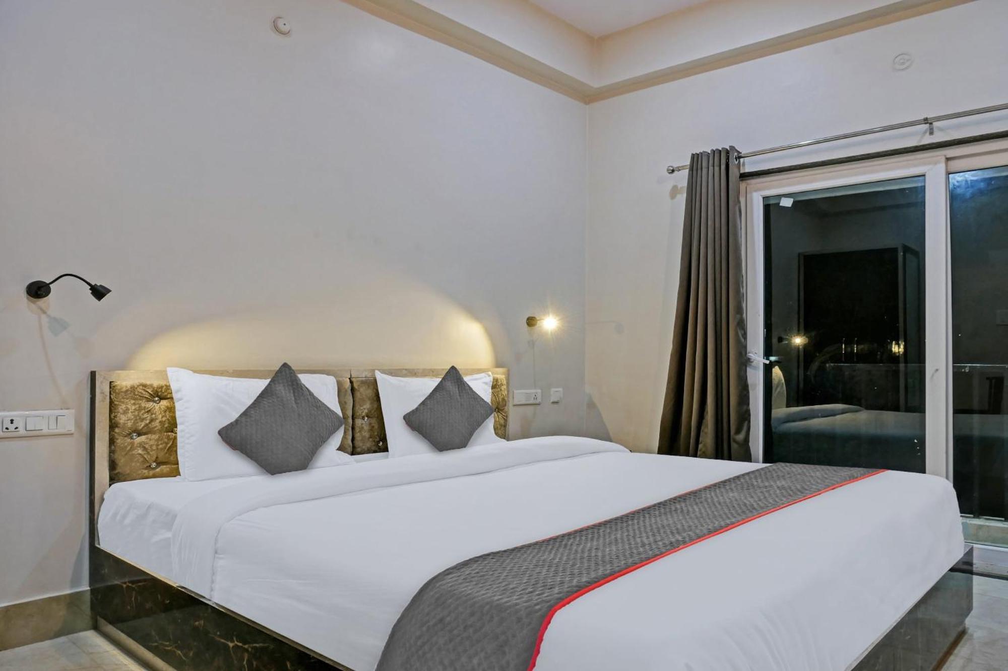 Townhouse Navneeta Grand Hotel Kakarmatha Luaran gambar