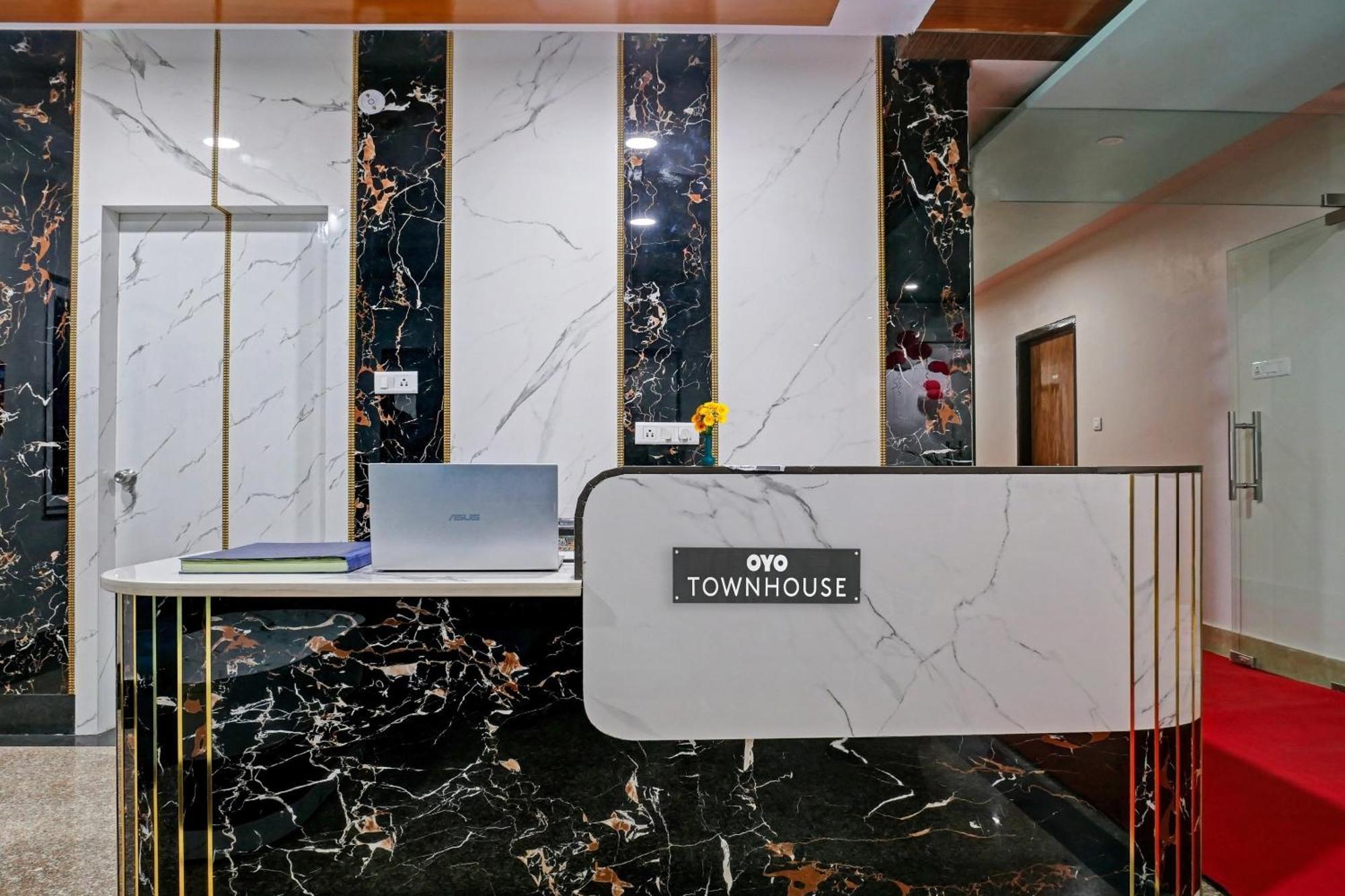 Townhouse Navneeta Grand Hotel Kakarmatha Luaran gambar