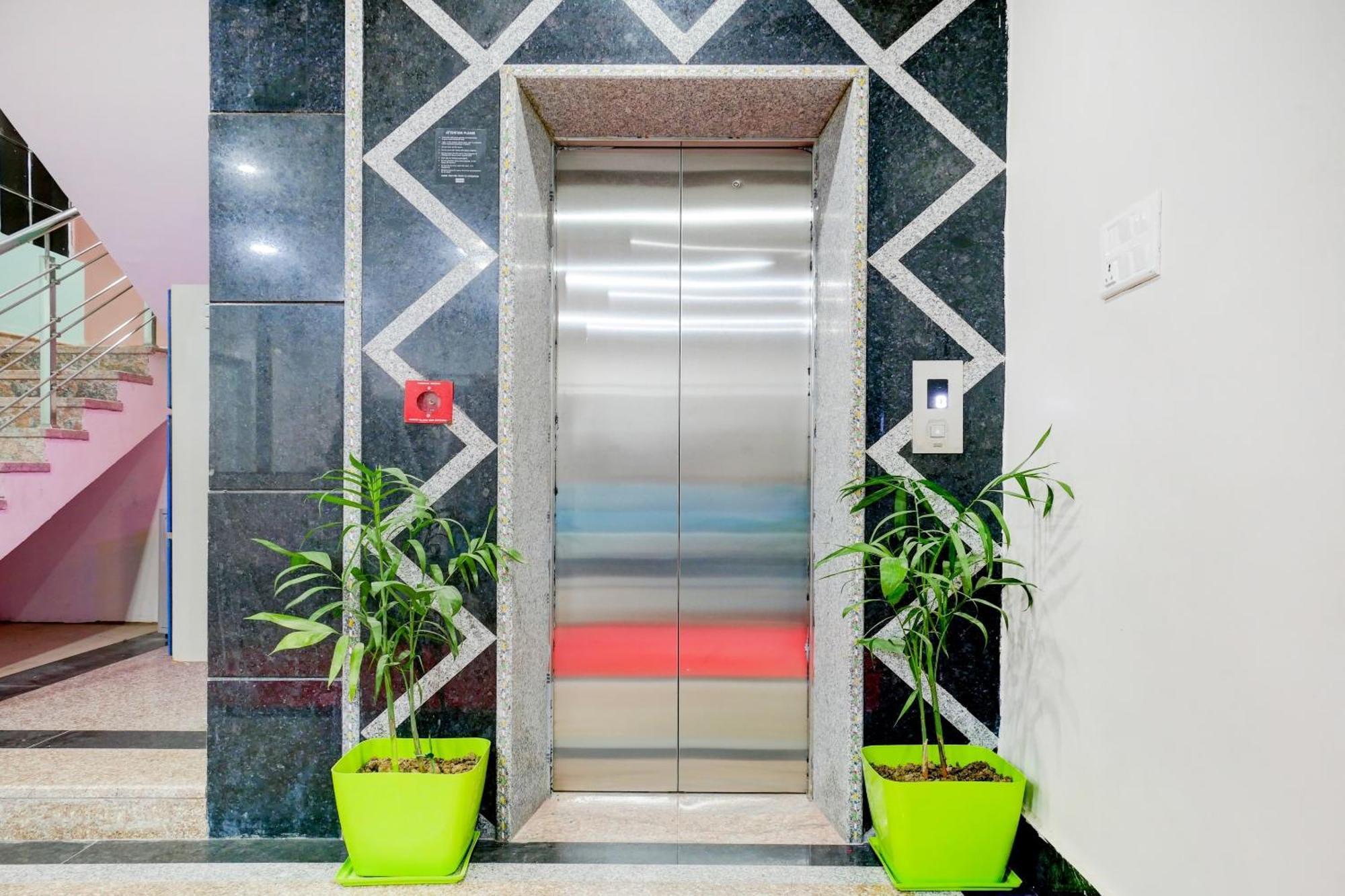 Townhouse Navneeta Grand Hotel Kakarmatha Luaran gambar