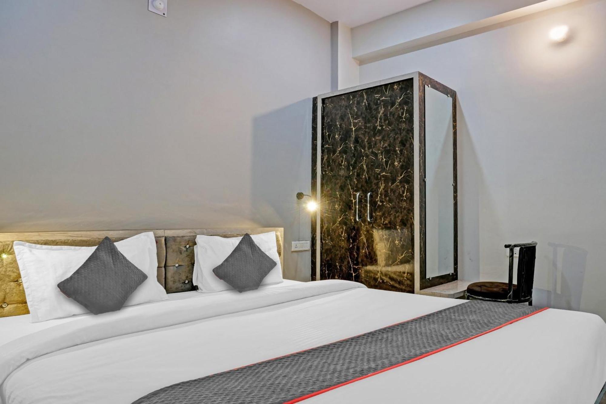 Townhouse Navneeta Grand Hotel Kakarmatha Luaran gambar