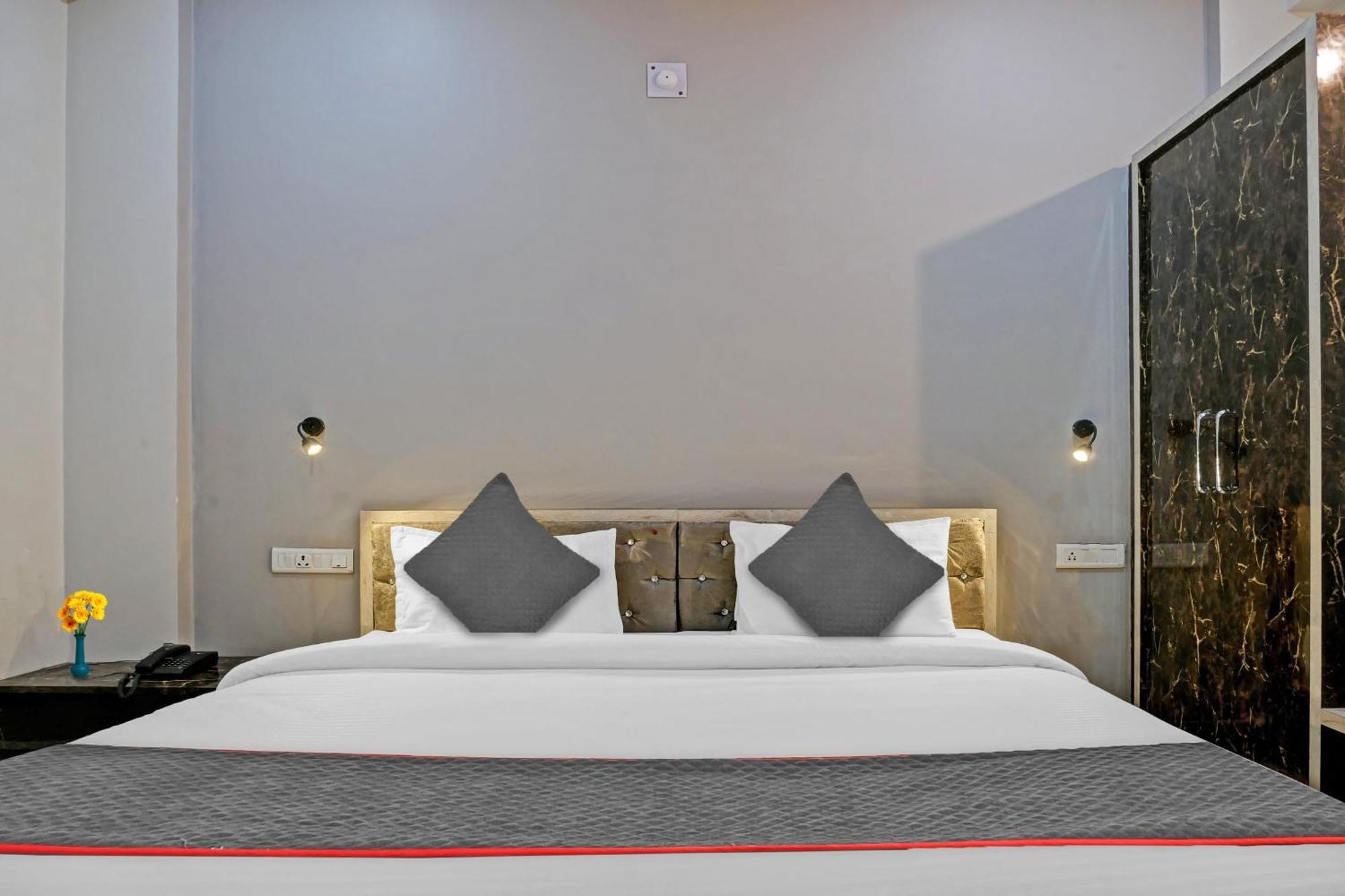 Townhouse Navneeta Grand Hotel Kakarmatha Luaran gambar