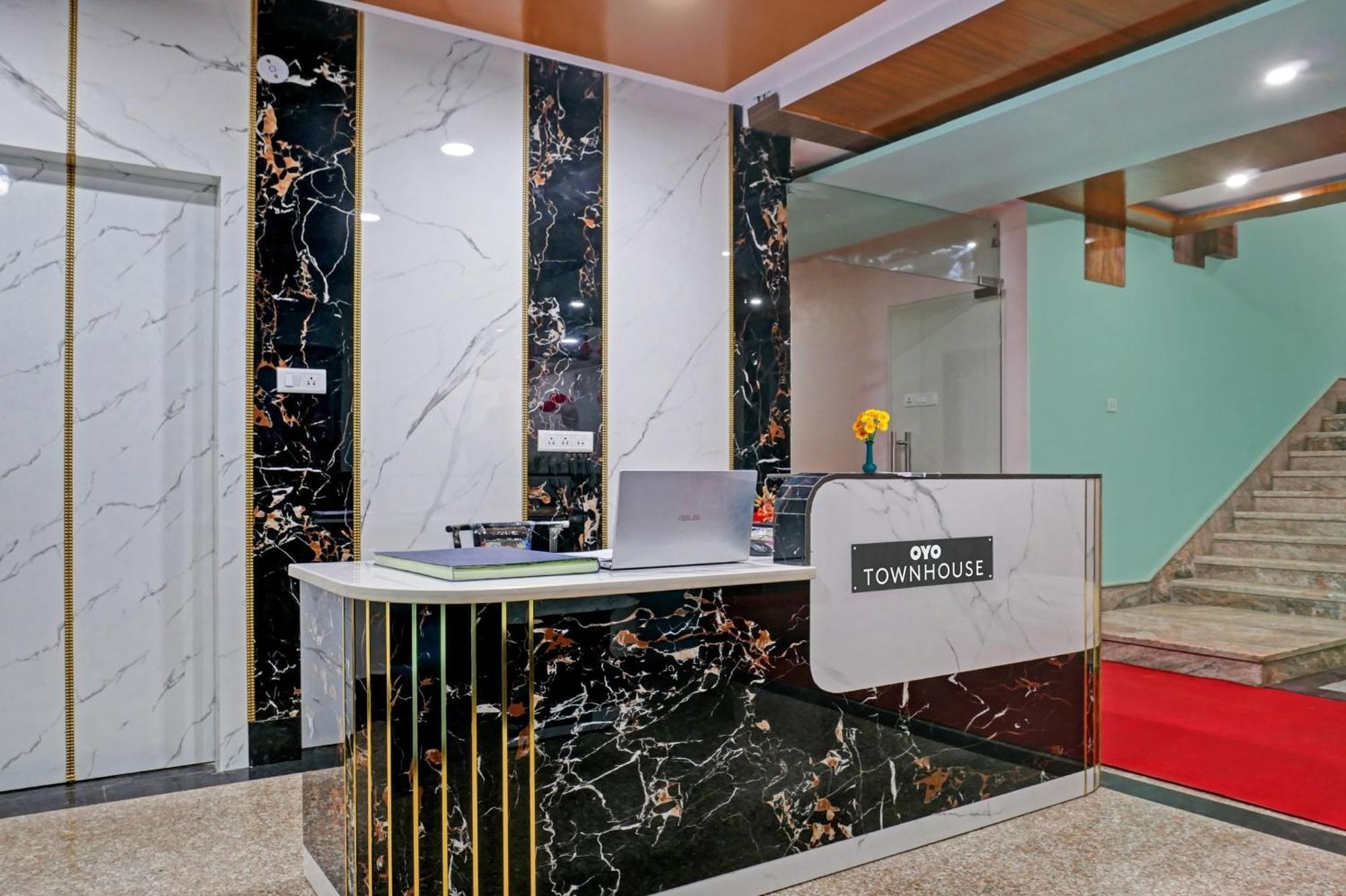 Townhouse Navneeta Grand Hotel Kakarmatha Luaran gambar
