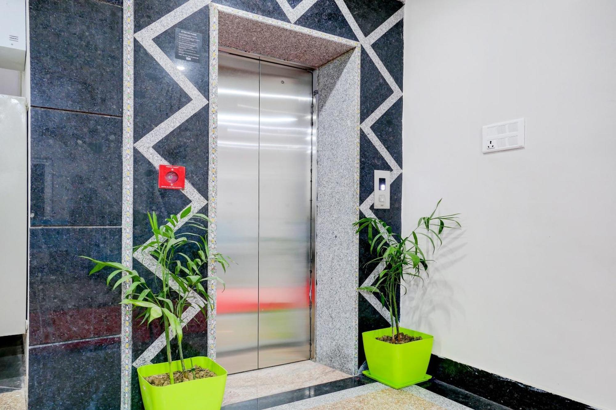 Townhouse Navneeta Grand Hotel Kakarmatha Luaran gambar
