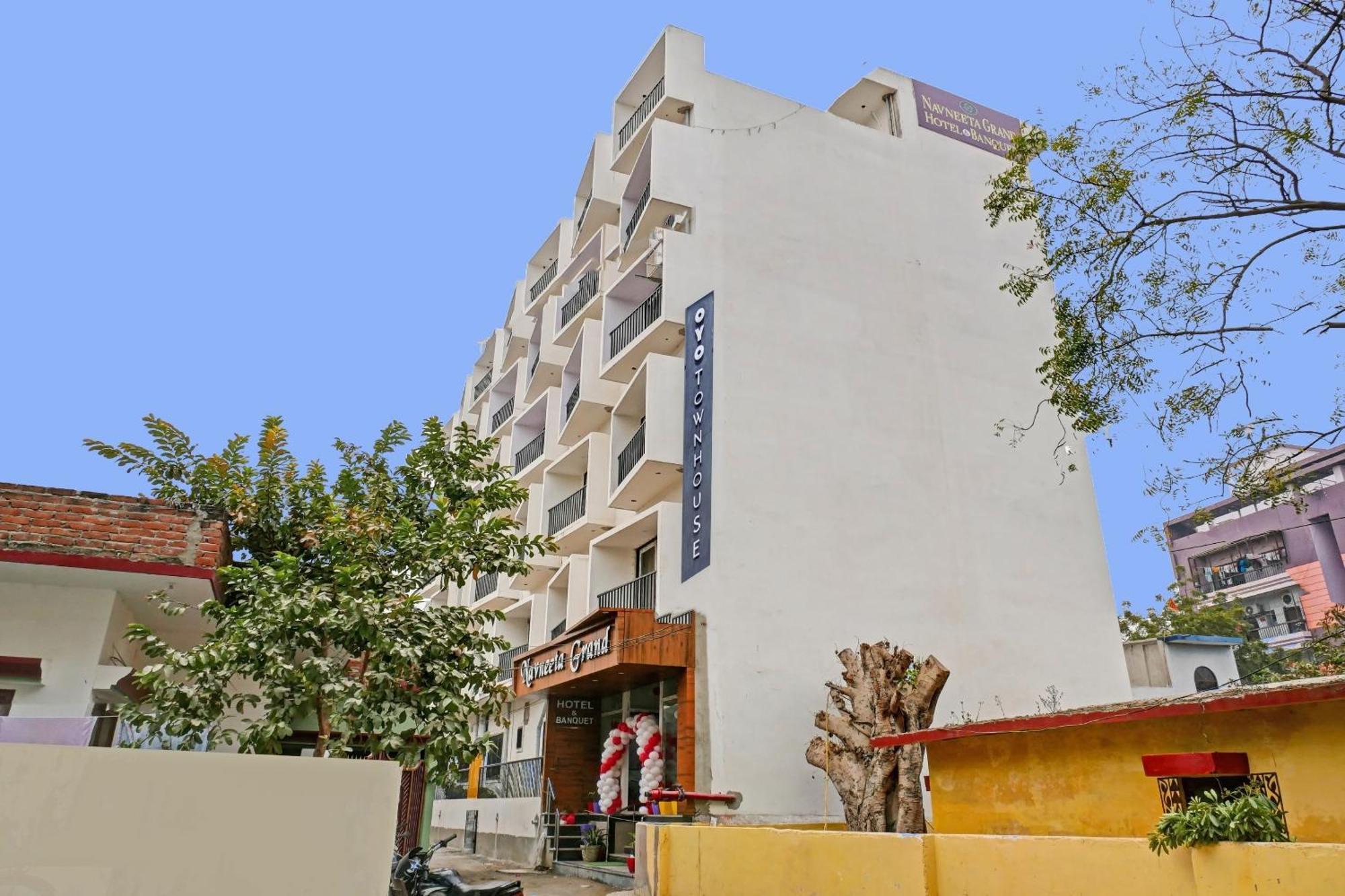 Townhouse Navneeta Grand Hotel Kakarmatha Luaran gambar