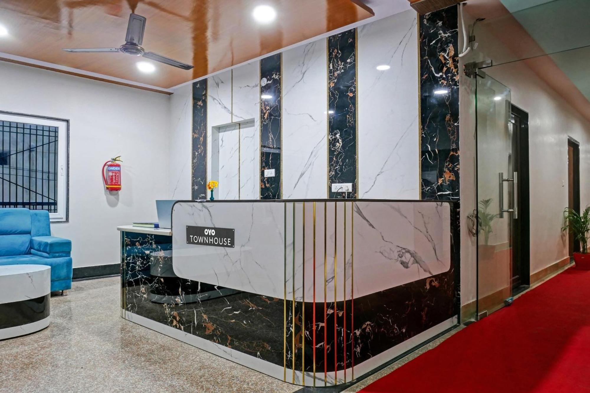 Townhouse Navneeta Grand Hotel Kakarmatha Luaran gambar