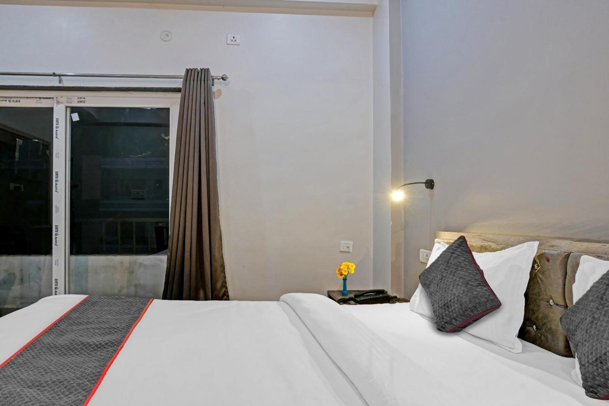 Townhouse Navneeta Grand Hotel Kakarmatha Luaran gambar