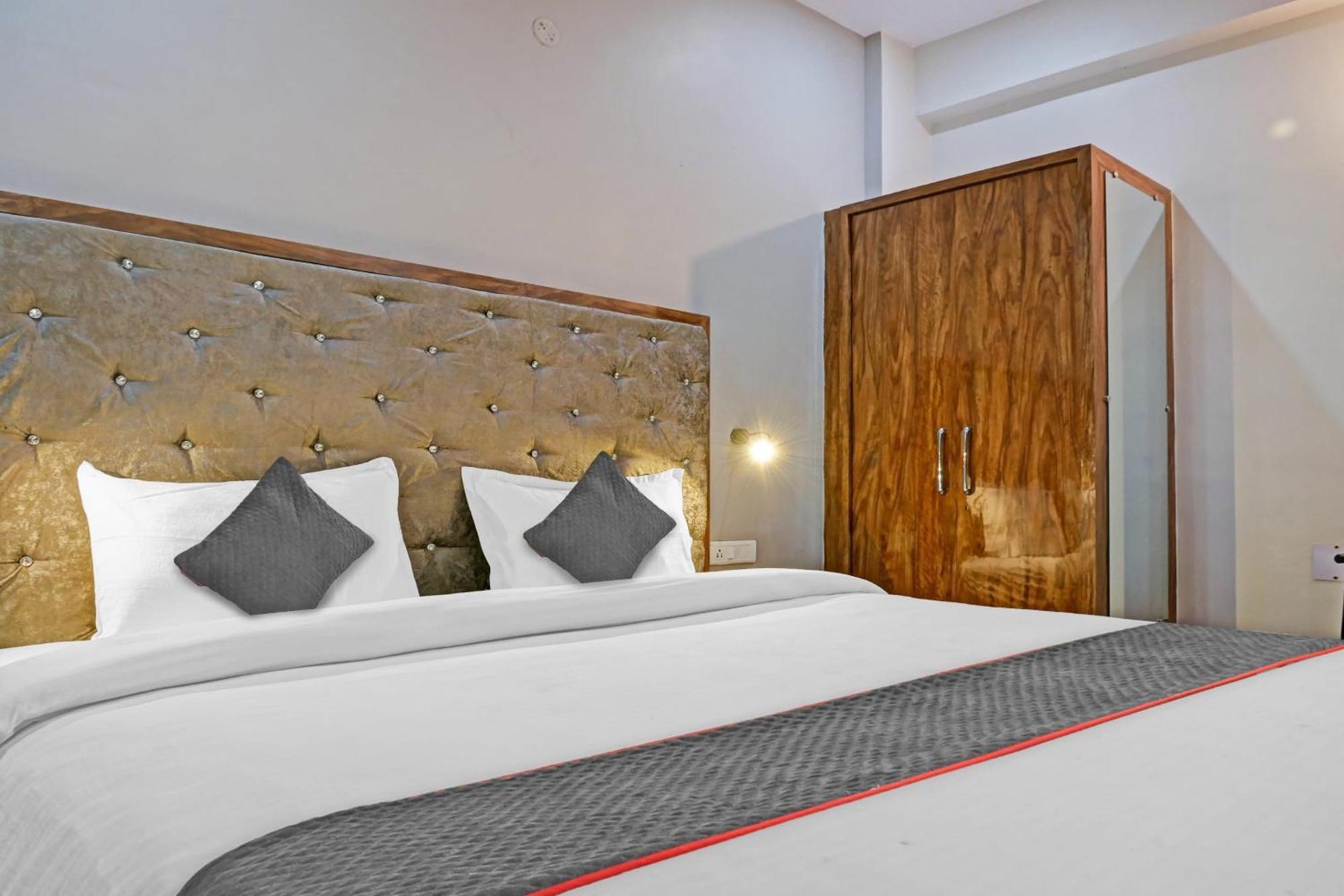 Townhouse Navneeta Grand Hotel Kakarmatha Luaran gambar