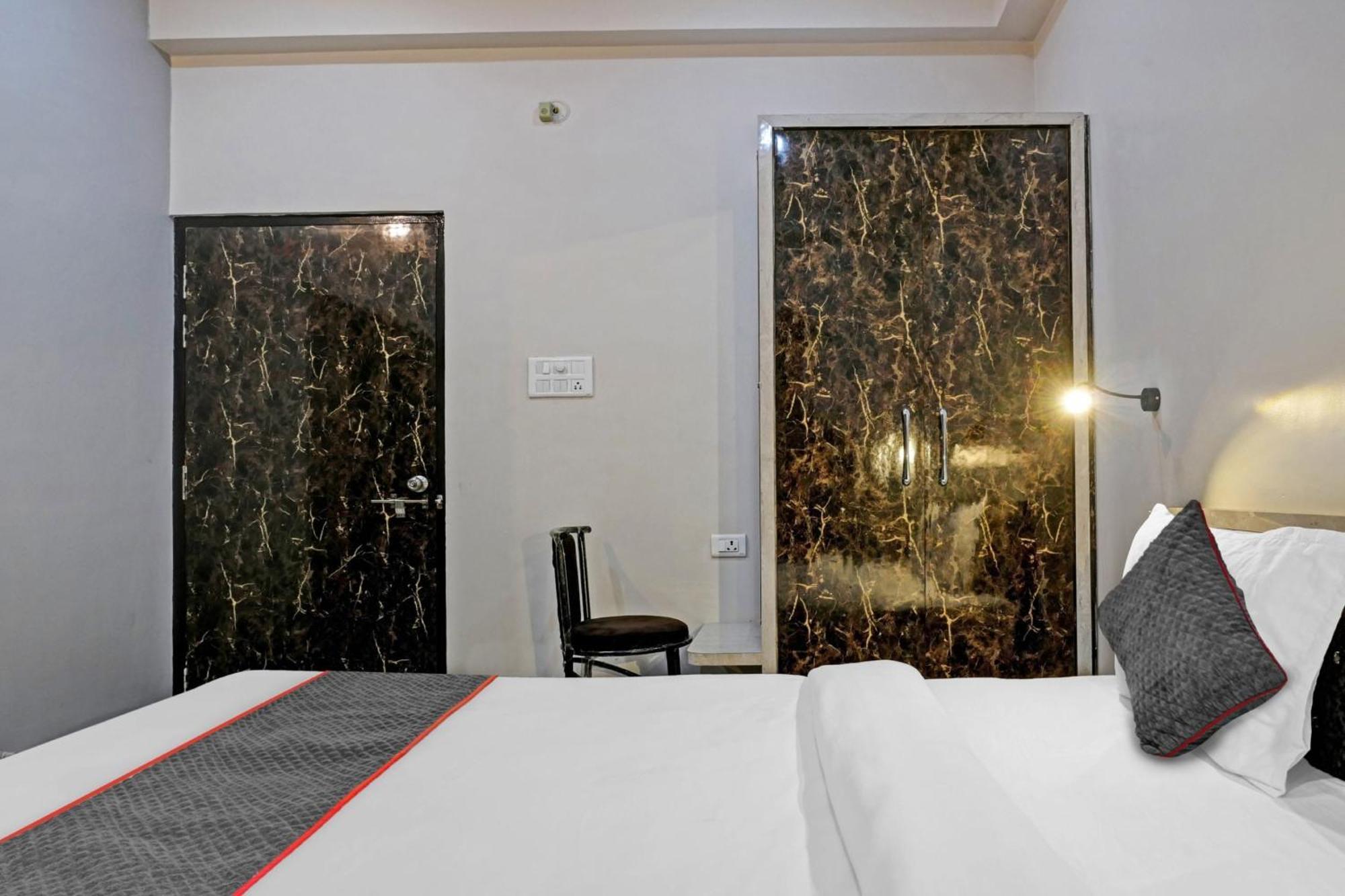 Townhouse Navneeta Grand Hotel Kakarmatha Luaran gambar