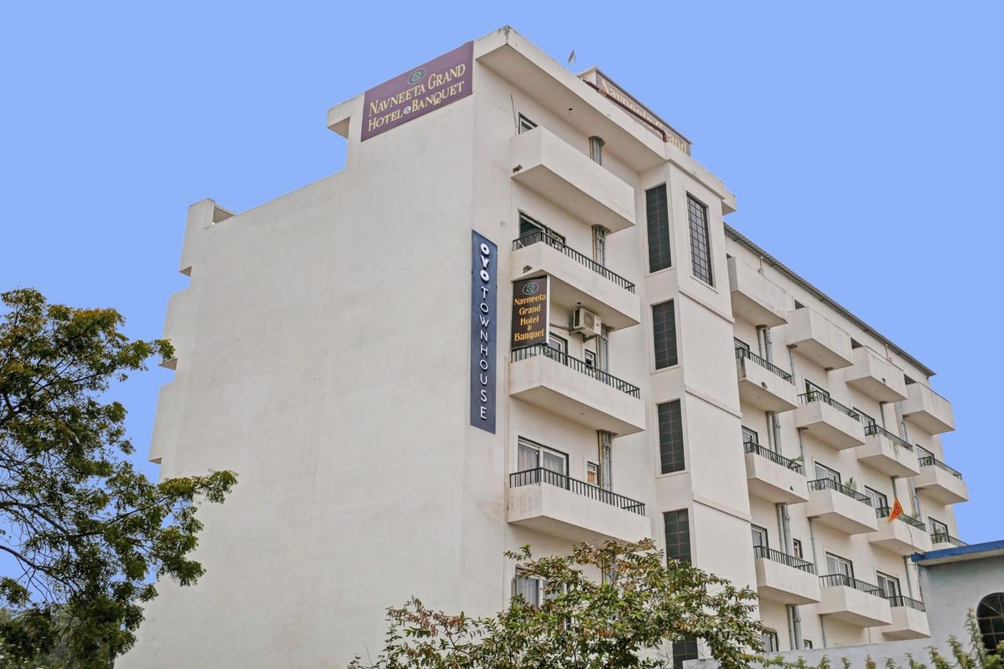 Townhouse Navneeta Grand Hotel Kakarmatha Luaran gambar